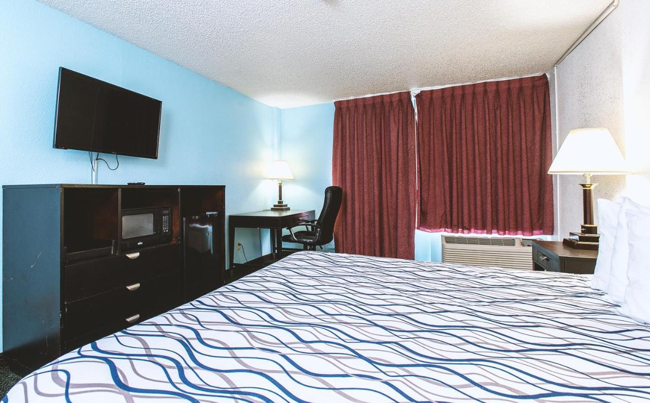Sky-Palace Inn & Suites Wichita East Eksteriør bilde
