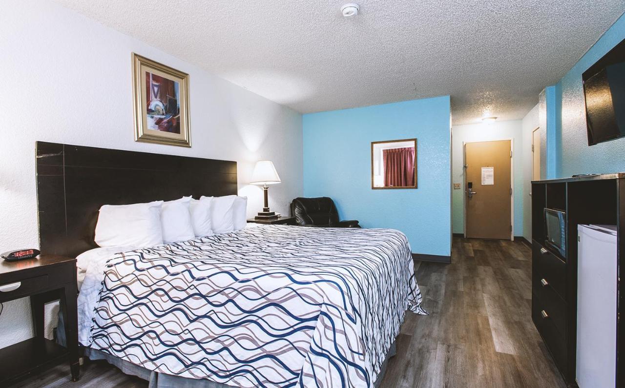Sky-Palace Inn & Suites Wichita East Eksteriør bilde