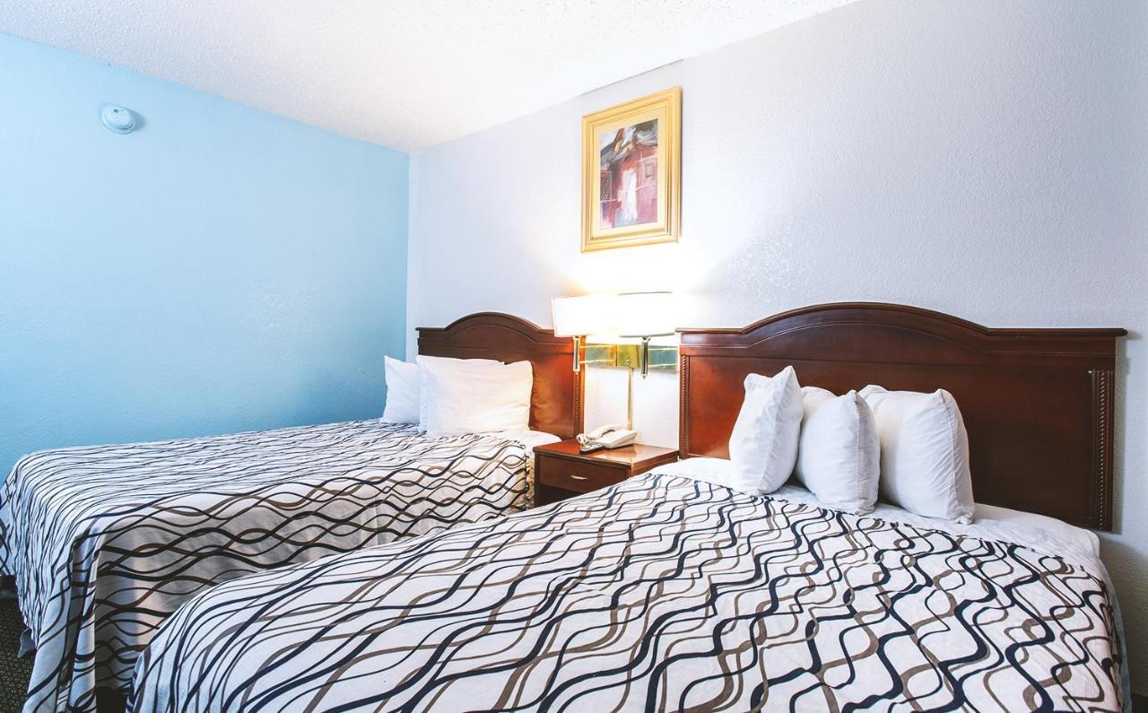 Sky-Palace Inn & Suites Wichita East Eksteriør bilde