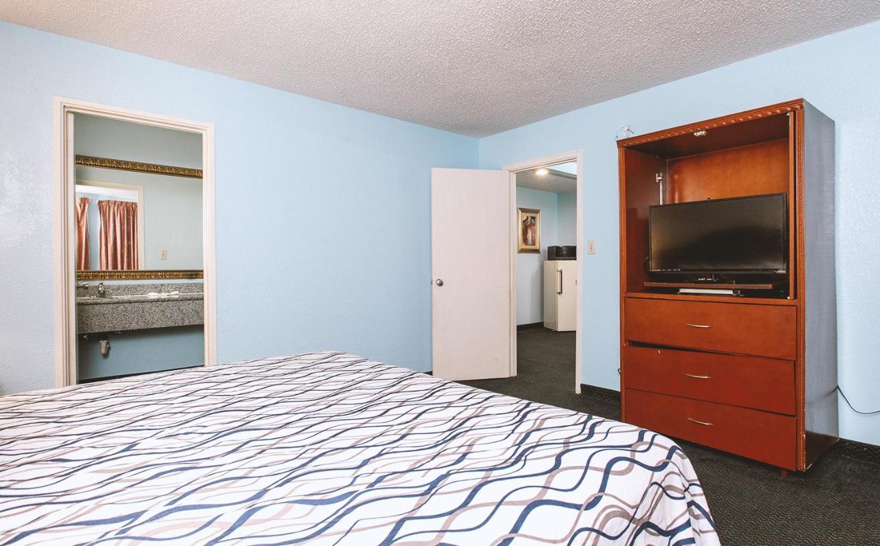 Sky-Palace Inn & Suites Wichita East Eksteriør bilde