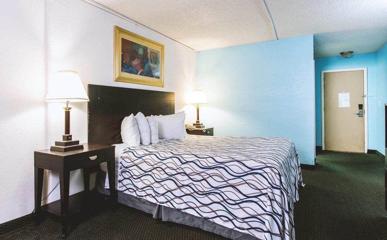 Sky-Palace Inn & Suites Wichita East Eksteriør bilde
