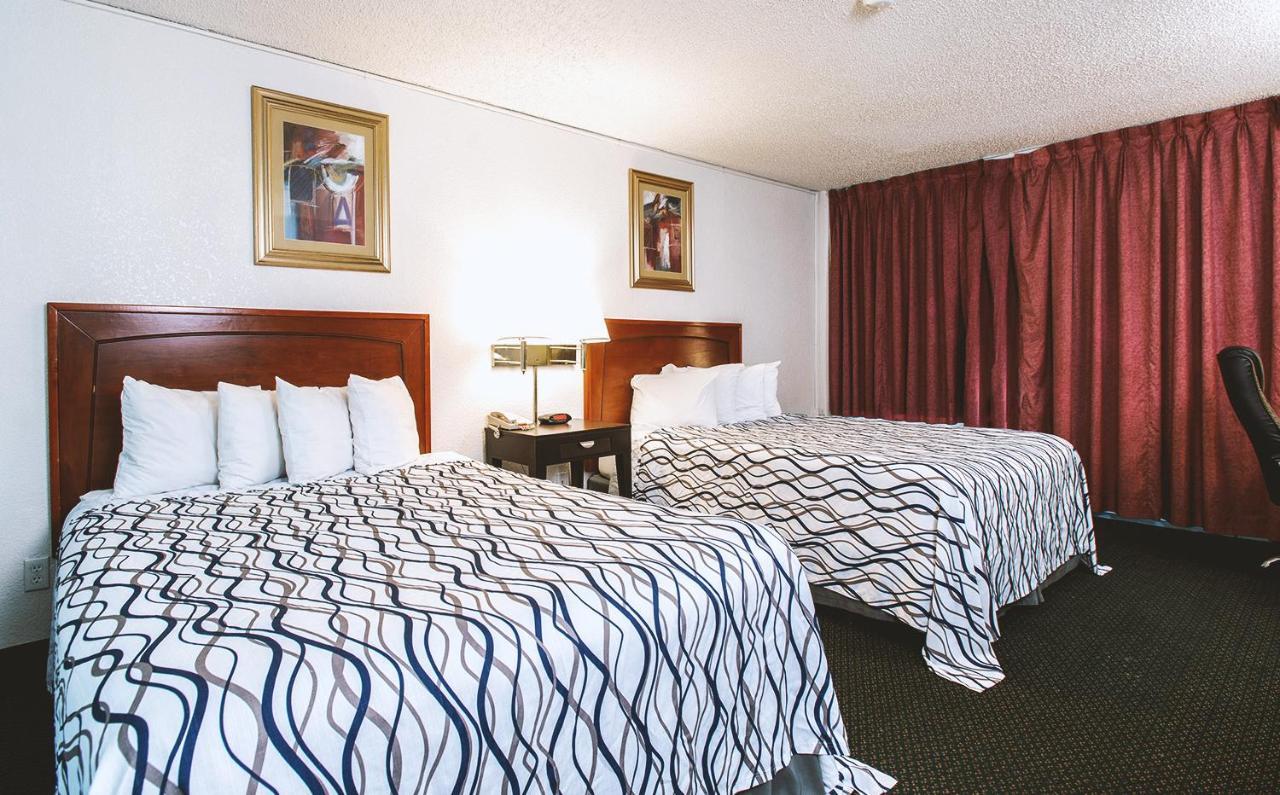 Sky-Palace Inn & Suites Wichita East Eksteriør bilde