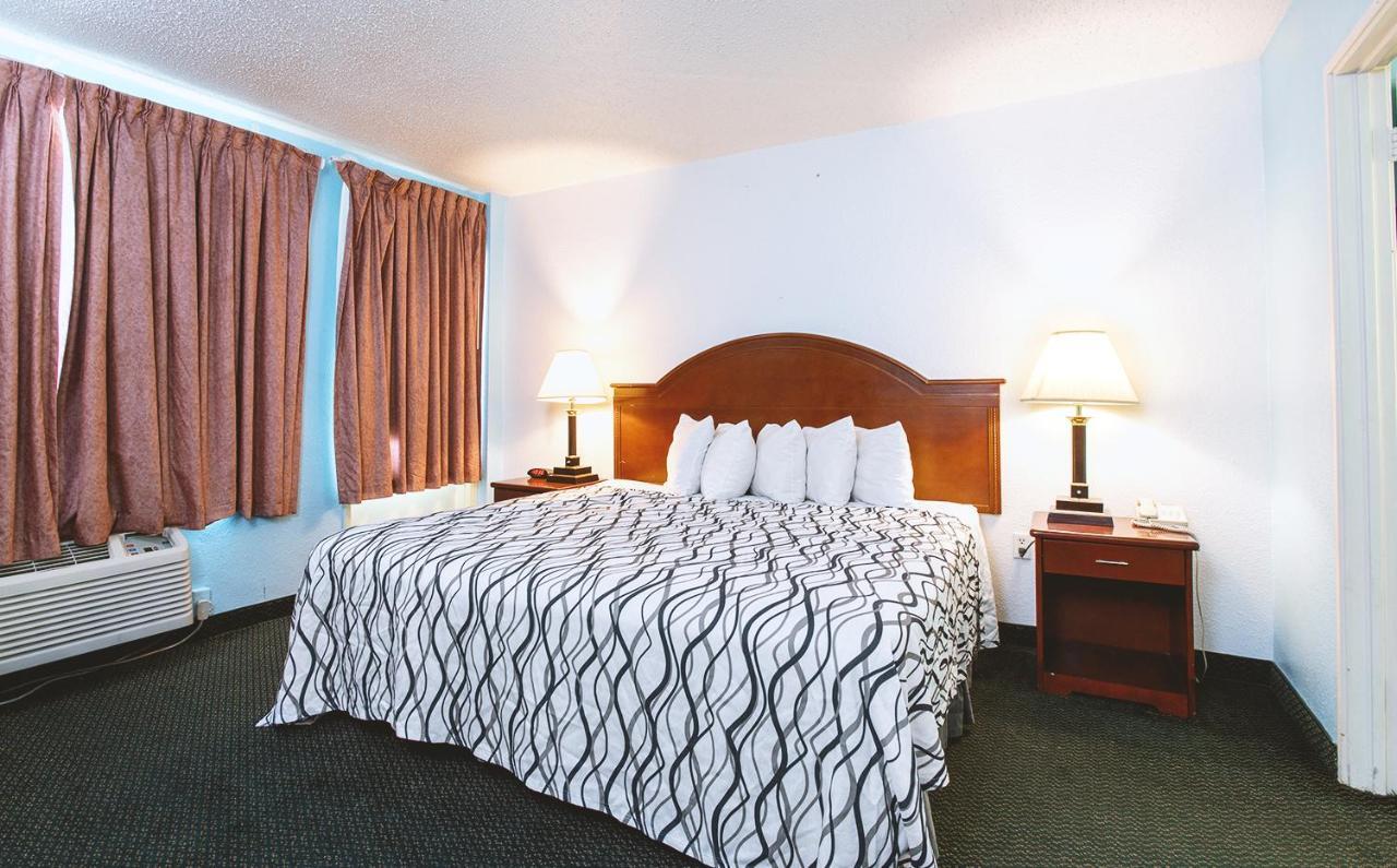 Sky-Palace Inn & Suites Wichita East Eksteriør bilde