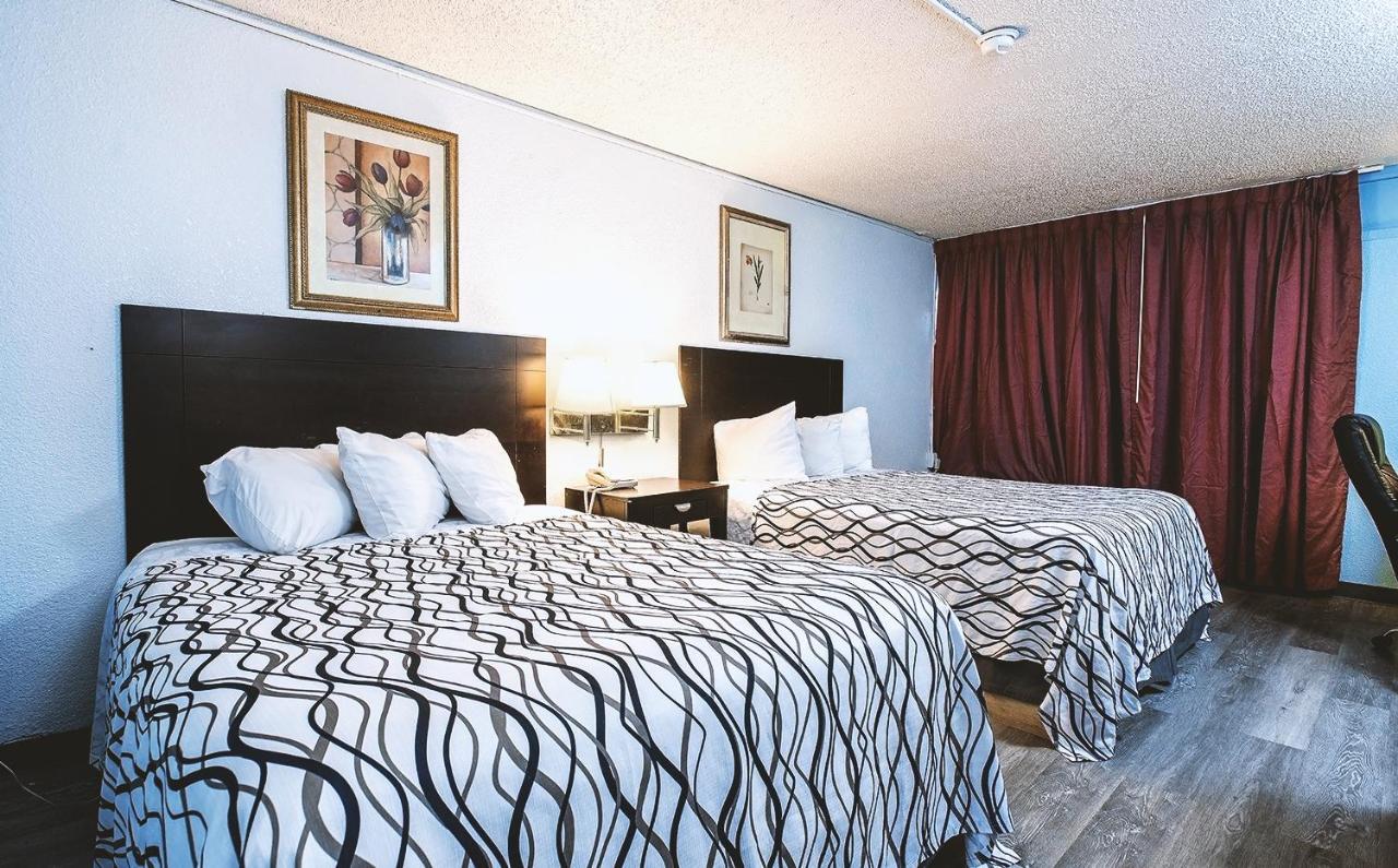 Sky-Palace Inn & Suites Wichita East Eksteriør bilde