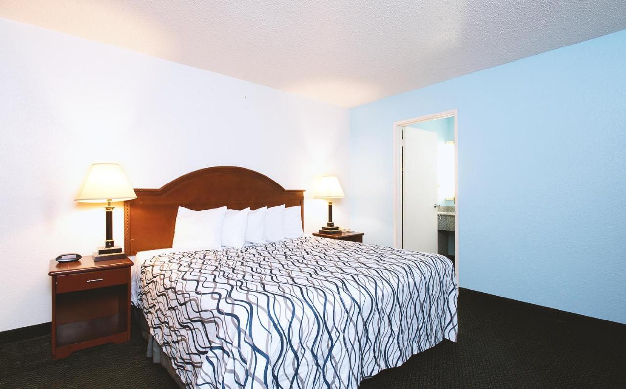 Sky-Palace Inn & Suites Wichita East Eksteriør bilde